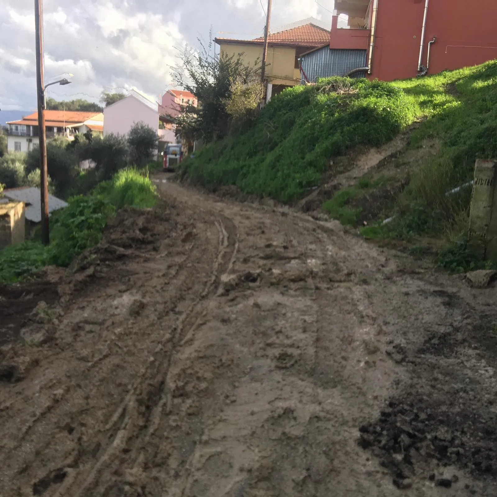 Οι δρόμοι στο χωριό Αυλιώτες στα βόρια της Κέρκυρας "χάθηκαν" κάτω από τις λάσπες