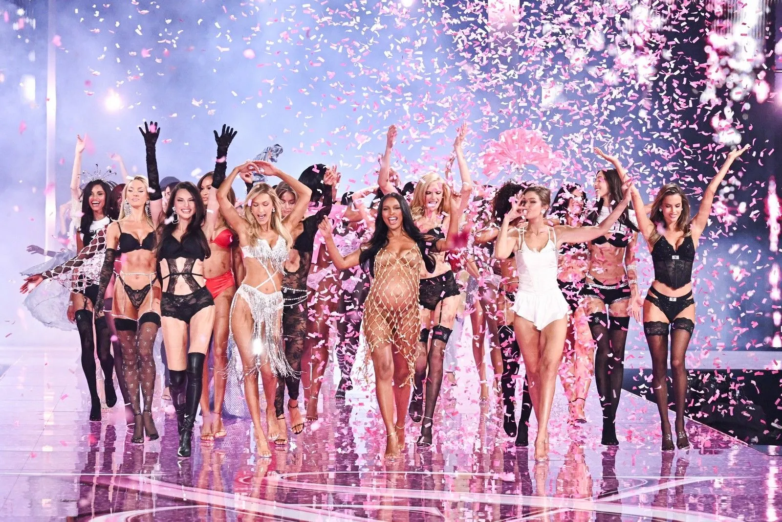 Η Τζάσμιν Τουκς στην πασαρέλα του Victoria's Secret Fashion Show 2025