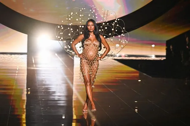 Η Τζάσμιν Τουκς στην πασαρέλα του Victoria's Secret Fashion Show 2025