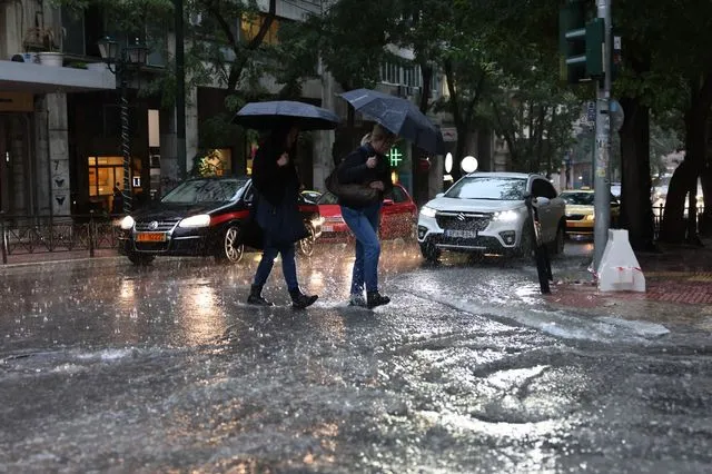 Πλημμυρισμένοι δρόμοι στην Αττική