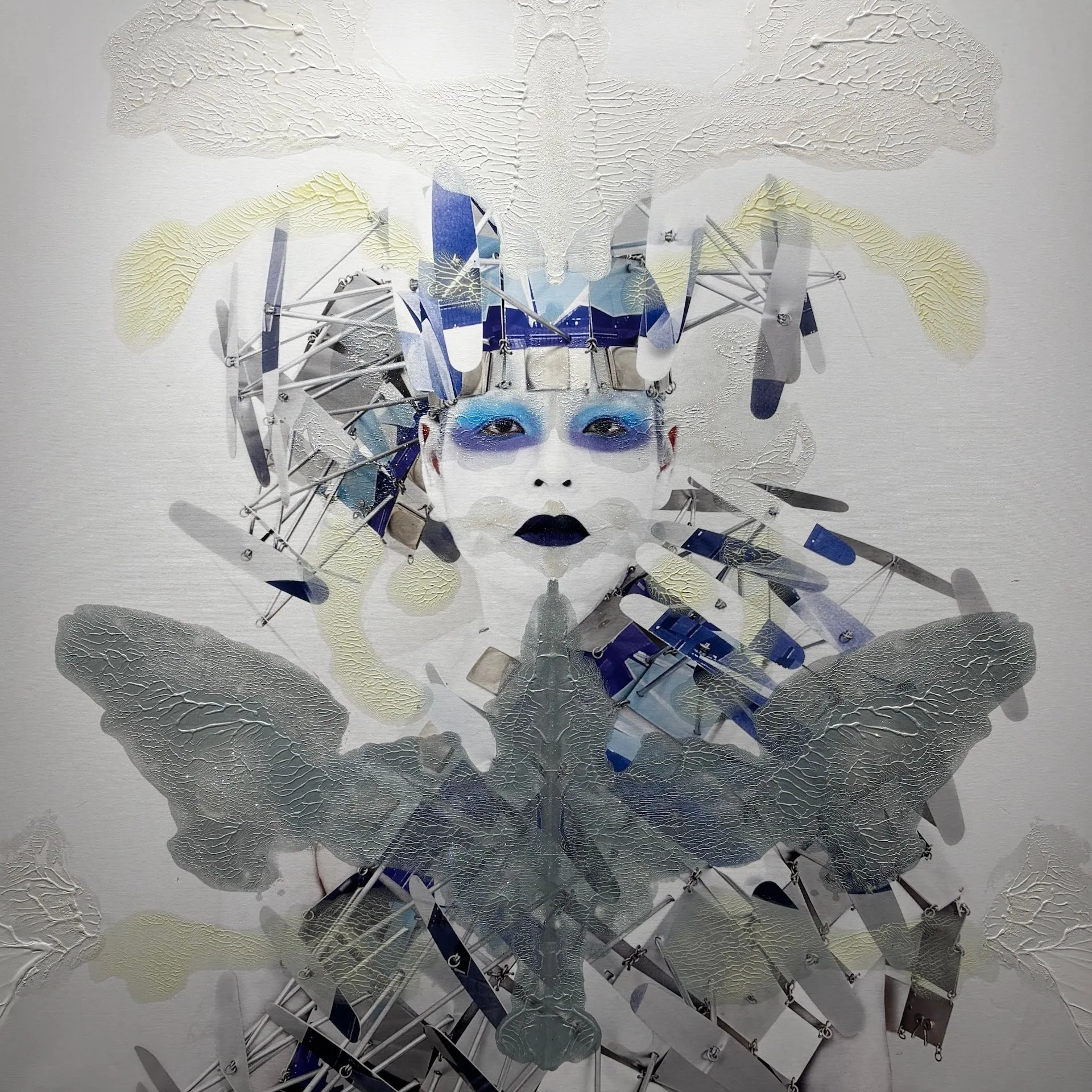 RorschachYoshida LXXIII (Minerva L), 2018Archival pigment print on matt canvas, UV-coating, acrylic paint, glow- in-the-dark paint, glitter, stretched on a wood frame Pièce unique, 142 x 142 cm.