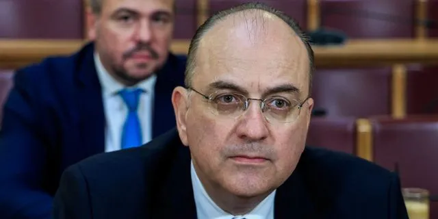 Η καθαρίστρια αξιοπρεπής, ο πολιτικός θρασύς και περιδεής…