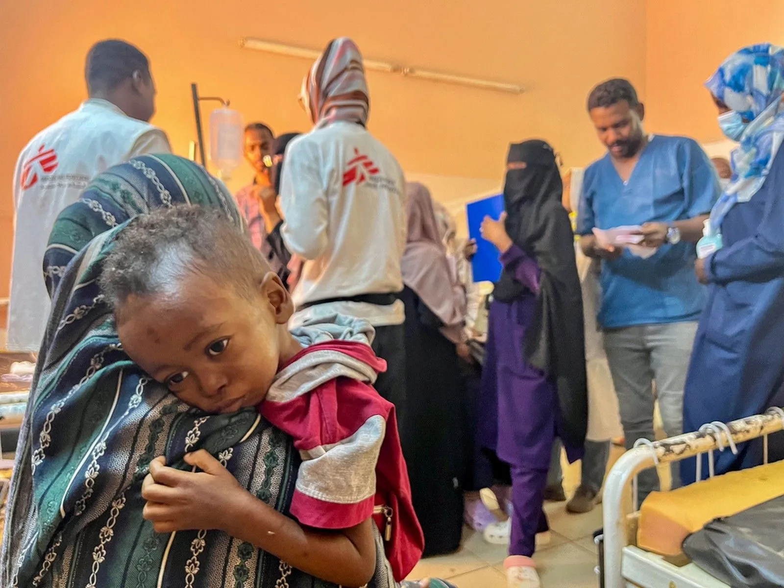 Ο Munir Arbab, τριών ετών, με τη μητέρα του Wasal Farah στο θεραπευτικό κέντρο διατροφής του νοσοκομείου Al Buluk που υποστηρίζει η MSF στο Omudrman, στην πολιτεία Χαρτούμ.