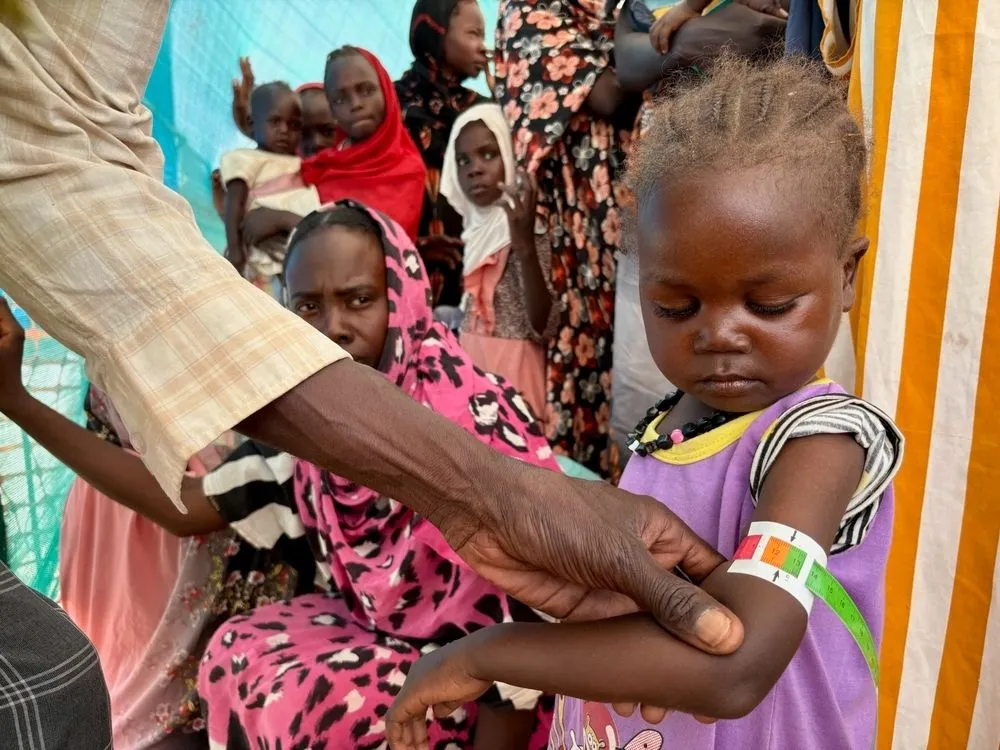 Ένα μέλος του προσωπικού των Γιατρών Χωρίς Σύνορα μετρά την περιφέρεια του βραχίονα της δίχρονης Nouran Abdallah