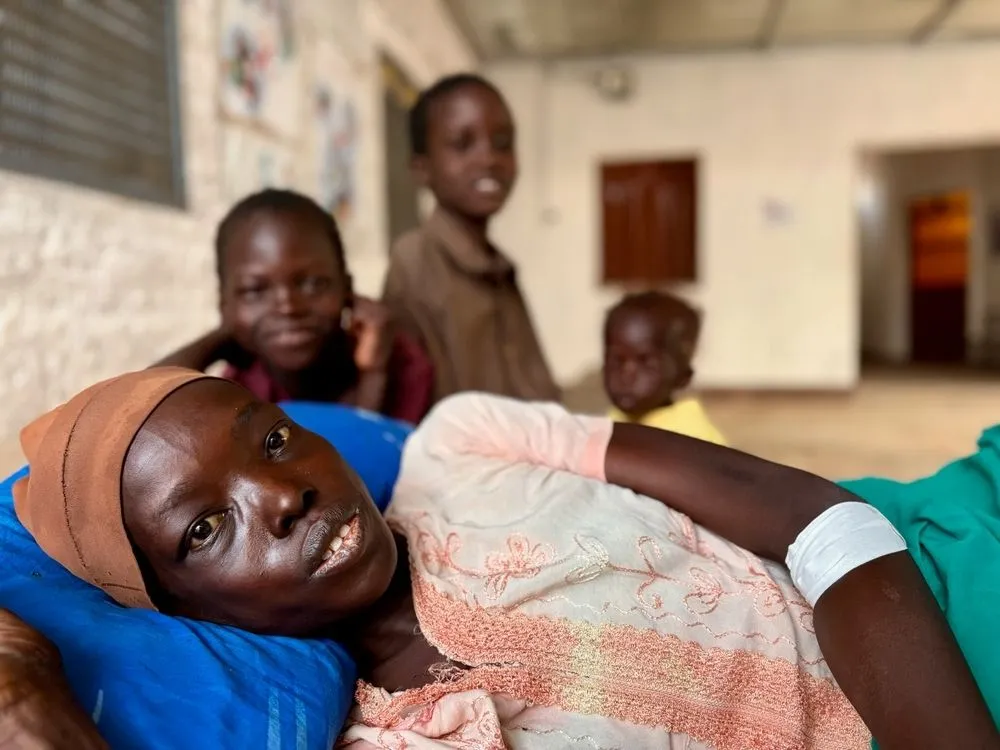 H Eman Ahmed μαζί με τα τρία της παιδιά στο βάθος