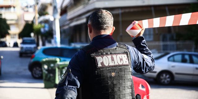 Νίκαια: Φωτιά σε αυτοκίνητο σωφρονιστικού υπαλλήλου – Εντοπίστηκε χειροβομβίδα