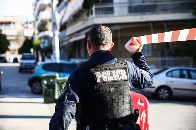 Νίκαια: Φωτιά σε αυτοκίνητο σωφρονιστικού υπαλλήλου – Εντοπίστηκε χειροβομβίδα