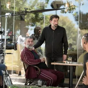 Ο Γιάννης Οικονομίδης και ο Βασίλης Μπισμπίκης στα γυρίσματα της ταινίας "Σπασμένη Φλέβα"