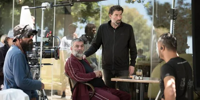 Ο Γιάννης Οικονομίδης και ο Βασίλης Μπισμπίκης στα γυρίσματα της ταινίας "Σπασμένη Φλέβα"