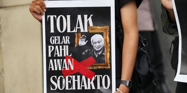 Ο δικτάτορας που έγινε “ήρωας”: Η Ινδονησία ξαναγράφει την ιστορία του Σουχάρτο