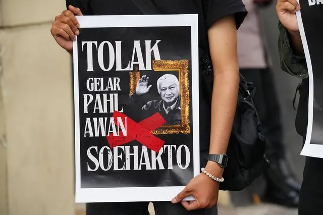 Ο δικτάτορας που έγινε “ήρωας”: Η Ινδονησία ξαναγράφει την ιστορία του Σουχάρτο