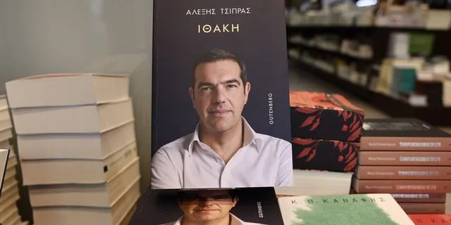 Πρώτη ημέρα κυκλοφορίας του βιβλίου "Ιθάκη" του Αλέξη Τσίπρα