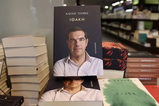 Πρώτη ημέρα κυκλοφορίας του βιβλίου "Ιθάκη" του Αλέξη Τσίπρα