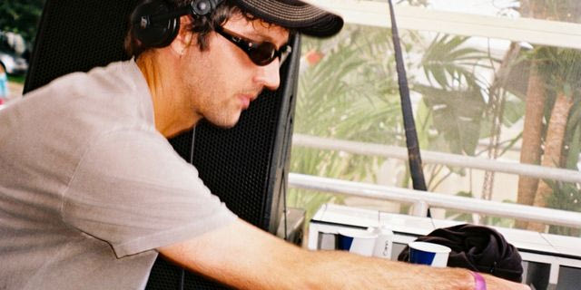 Ο Tornado Wallace ακόμα προσπαθεί να βγάλει άκρη μεταξύ της Kylie Minogue και των Swans