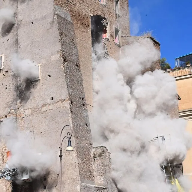 Μερική κατάρρευση του “Πύργου των Κόμηδων” – Τραυματίστηκαν 4 εργάτες