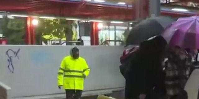 Βίντεο: Διέσχισαν τον δρόμο πάνω σε καρότσα αγροτικού έξω από τον ΗΣΑΠ Μοσχάτου
