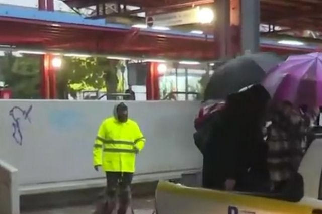 Βίντεο: Διέσχισαν τον δρόμο πάνω σε καρότσα αγροτικού έξω από τον ΗΣΑΠ Μοσχάτου