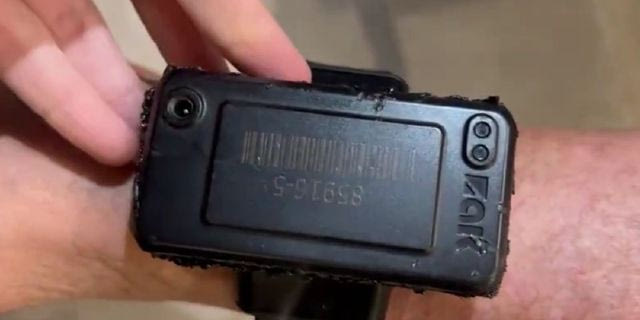 Ο Μπολσονάρο προσπάθησε να ανοίξει το ηλεκτρονικό του βραχιολάκι με εργαλείο ηλεκτροσυγκόλλησης