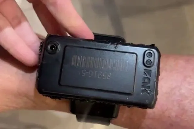 Ο Μπολσονάρο προσπάθησε να ανοίξει το ηλεκτρονικό του βραχιολάκι με εργαλείο ηλεκτροσυγκόλλησης