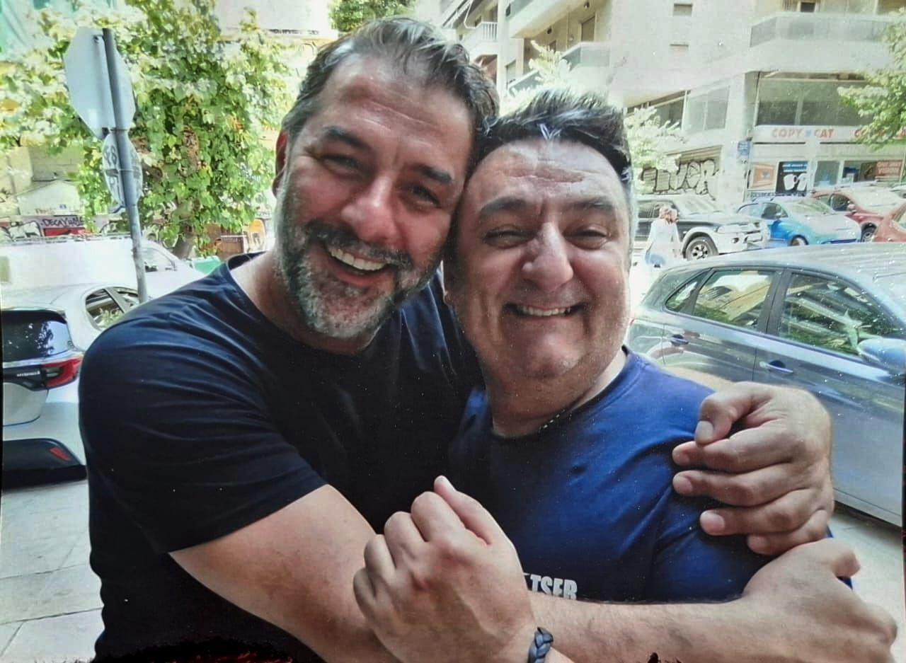 Η φωτογραφία του Βασίλη Μπισμπίκη με τον Δαυίδ Σταμούλο