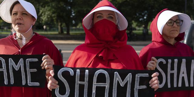 Παράνοια στις ΗΠΑ: Οι νόμοι κατά της άμβλωσης “τιμωρούν” και την εξωσωματική γονιμοποίηση