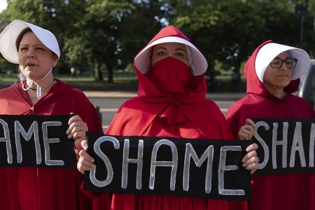 Παράνοια στις ΗΠΑ: Οι νόμοι κατά της άμβλωσης “τιμωρούν” και την εξωσωματική γονιμοποίηση