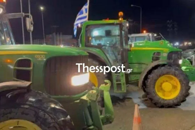 Αγρότες στο αεροδρόμιο Αλεξανδρούπολης ενόψει της επίσκεψης Μητσοτάκη – “Να ματαιώσει την άνοδό του”