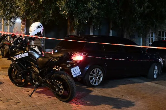 Επιχείρηση της αστυνομίας σε εξέλιξη για τον εντοπισμό τεσσάρων δραστών που τραυμάτισαν αστυνομικούς με το αυτοκίνητο τους