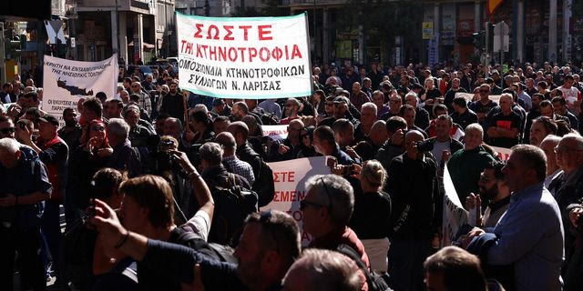 Συγκέντρωση διαμαρτυρίας αγροτών και κτηνοτρόφων έξω από το υπουργείο Αγροτικής Ανάπτυξης
