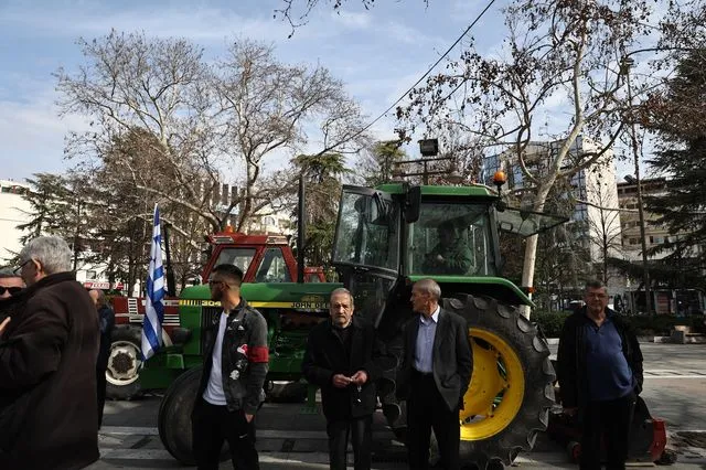 Η κυβέρνηση ψάχνει λεφτά για “δωράκια” προκειμένου να αλλάξει το κλίμα