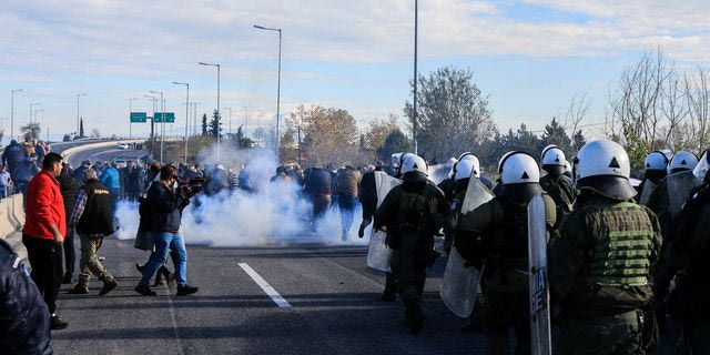 Μπλόκο αγροτών και κτηνοτρόφων από τη Λάρισα, την Ελασσόνα, τον Τύρναβο, την Αγιά και τα Φάρσαλα και την Μαγνησία με τρακτέρ και αγροτικά μηχανήματα στον κόμβο της Εθνικής Οδού στη Νίκαια Λάρισας