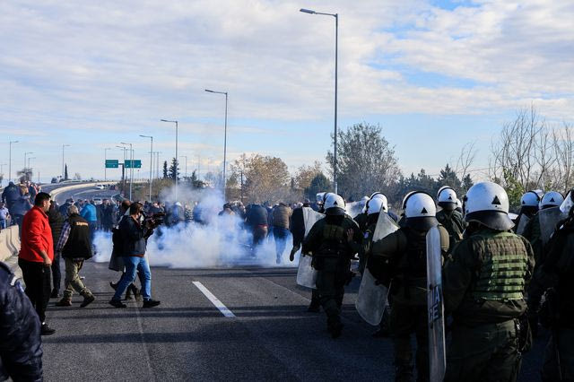 Μπλόκο αγροτών και κτηνοτρόφων από τη Λάρισα, την Ελασσόνα, τον Τύρναβο, την Αγιά και τα Φάρσαλα και την Μαγνησία με τρακτέρ και αγροτικά μηχανήματα στον κόμβο της Εθνικής Οδού στη Νίκαια Λάρισας