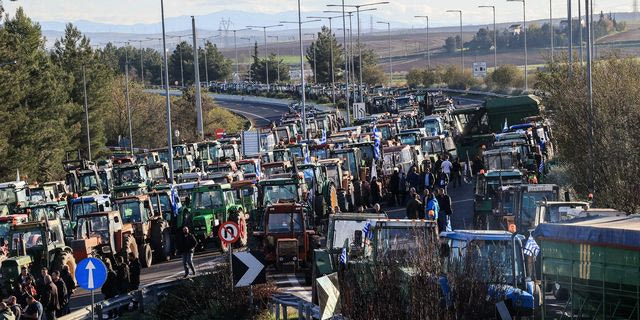 Ανυποχώρητοι οι αγρότες στα μπλόκα, υπόσχονται κλιμάκωση – Νέα συνέλευση την Δευτέρα