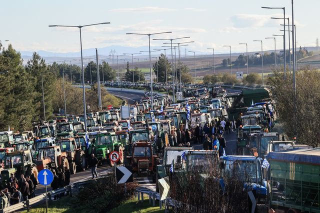 Ανυποχώρητοι οι αγρότες στα μπλόκα, υπόσχονται κλιμάκωση – Νέα συνέλευση την Δευτέρα