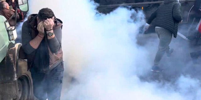 Λάρισα: Επεισόδια και χημικά στους αγρότες από τα ΜΑΤ – Έκλεισε η Εθνική Οδός