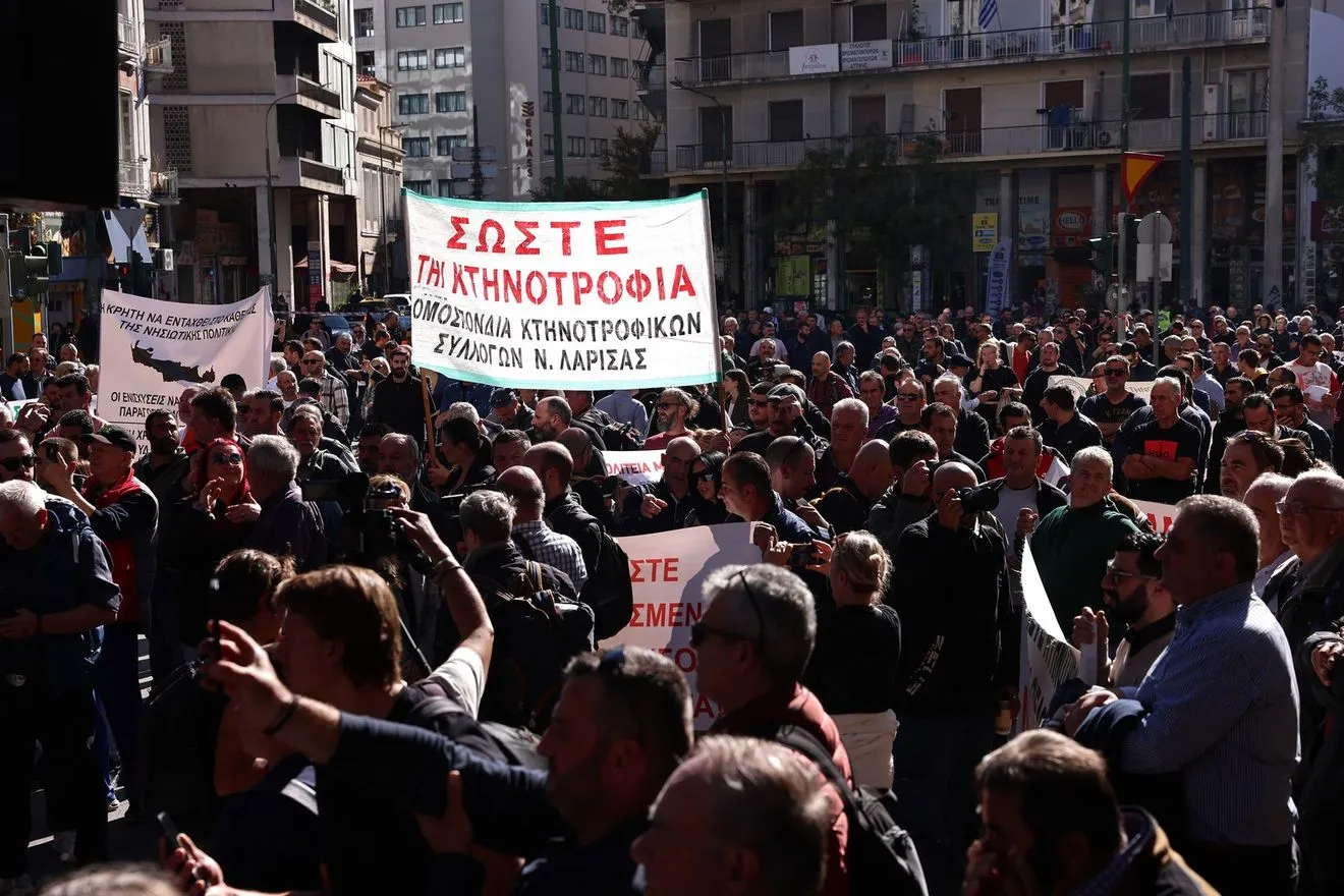 Οι “κουρασμένοι από υποσχέσεις” αγρότες διαδήλωσαν στην Αθήνα