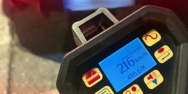 Συνελήφθη ιδιοκτήτης γνωστής αλυσίδας φούρνων – Έτρεχε με 216 χλμ./ώρα στη Λ. Βουλιαγμένης