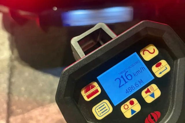 Συνελήφθη ιδιοκτήτης γνωστής αλυσίδας φούρνων – Έτρεχε με 216 χλμ./ώρα στη Λ. Βουλιαγμένης