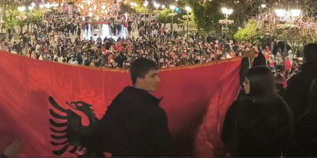 Αλβανοί που ζουν και εργάζονται στην Ελλάδα γιόρτασαν χθες την εθνική τους γιορτή στο Σύνταγμα
