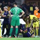 ΑΕΚ – Άρης: Σοβαρός τραυματισμός για Αλφαρέλα, του έκοψαν το παπούτσι για να μπορούν να το αφαιρέσουν