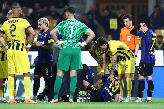 ΑΕΚ – Άρης: Σοβαρός τραυματισμός για Αλφαρέλα, του έκοψαν το παπούτσι για να μπορούν να το αφαιρέσουν