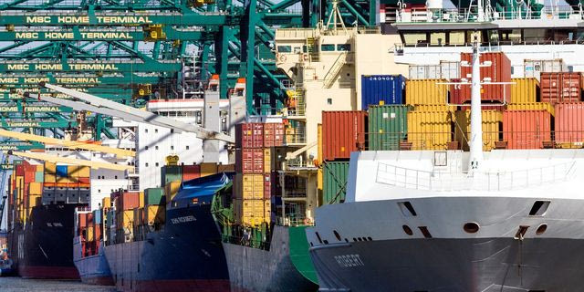 Κοντέινερ στο λιμάνι της Αμβέρσας στο Βέλγιο (αρχείου)