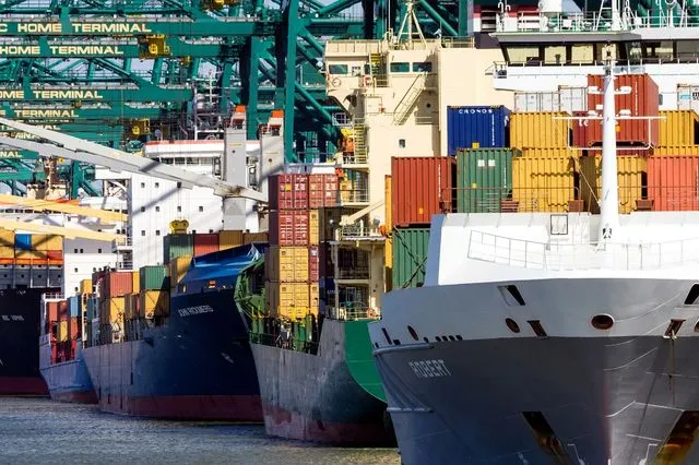 Κοντέινερ στο λιμάνι της Αμβέρσας στο Βέλγιο (αρχείου)