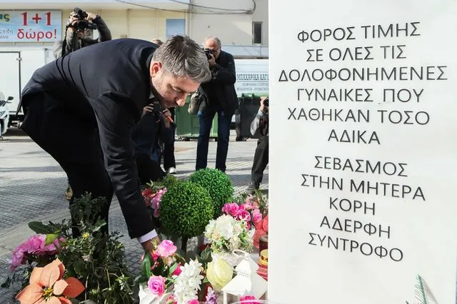 Ο Νίκος Ανδρουλάκης και οι γυναίκες βουλεύτριες του Κινήματος κατέθεσαν λουλούδια στο μνημείο της Κυριακής Γρίβα