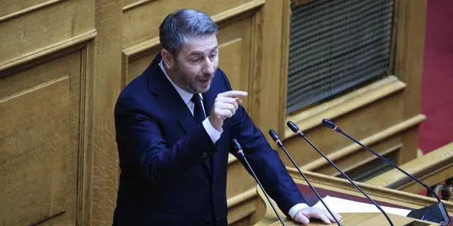 Ο πρόεδρος του ΠΑΣΟΚ στο βήμα της Βουλής