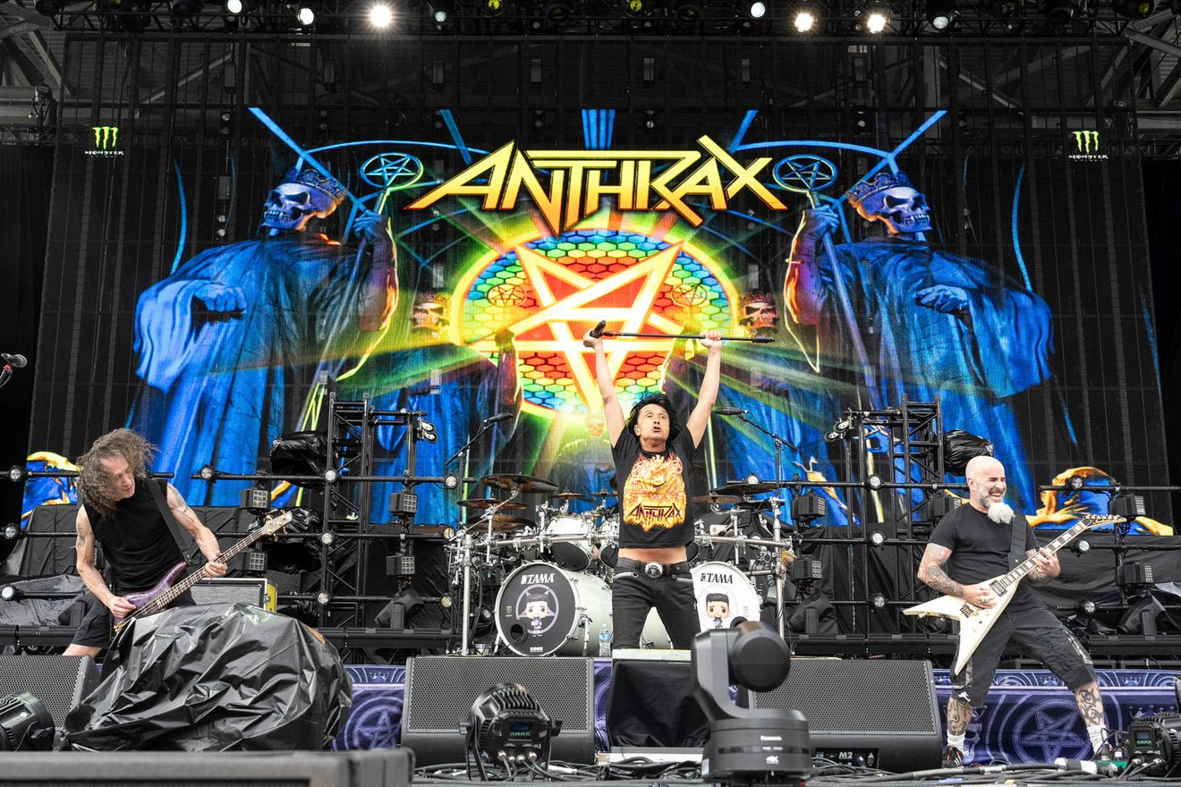 live στη σκηνή οι Anthrax
