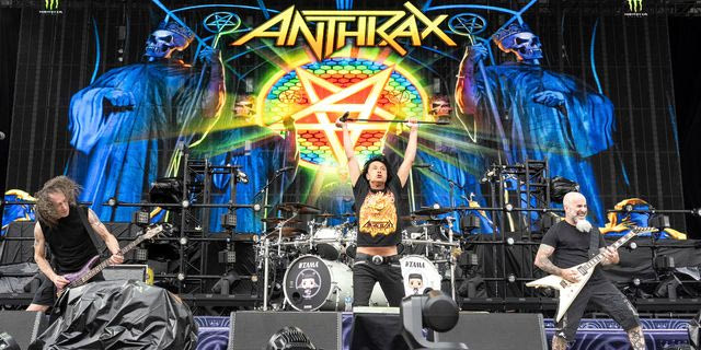 live στη σκηνή οι Anthrax
