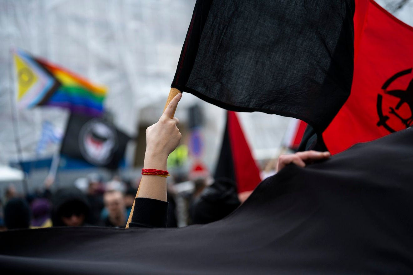 Ο Τραμπ κλιμακώνει τον πόλεμο κατά των Antifa – Στο στόχαστρο ελληνικές οργανώσεις