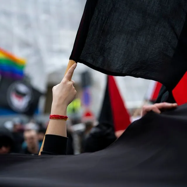 Ο Τραμπ κλιμακώνει τον πόλεμο κατά των Antifa – Στο στόχαστρο ελληνικές οργανώσεις