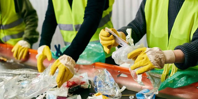 “Κραυγή” εργαζομένων στα απόβλητα – Ρισκάρουν την υγεία τους αλλά μένουν χωρίς επίδομα ανθυγιεινής εργασίας